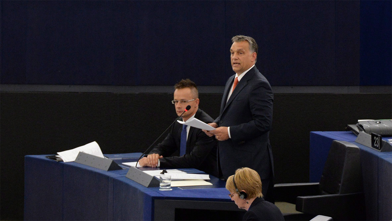 Szijjártó Péter még külügyi szóvivőként Orbán Viktor mellett egy 2013-as EP-ülésen Strasbourgban.