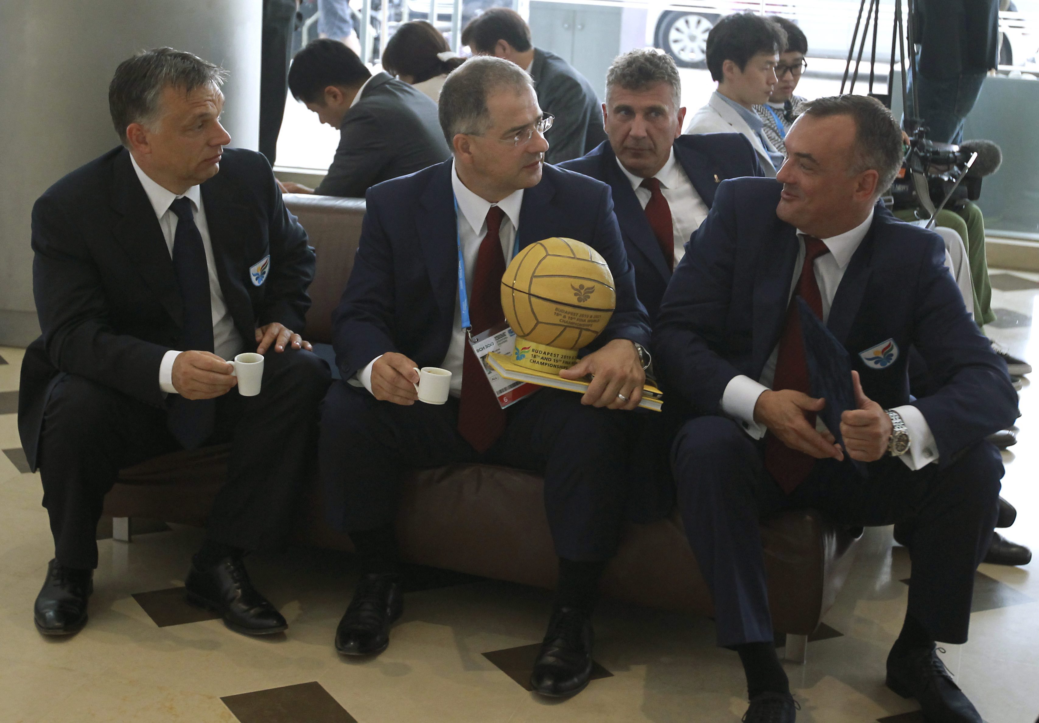 Fideszes politikusok szervezkednek az olimpiai bizottság fideszes elnöke ellen