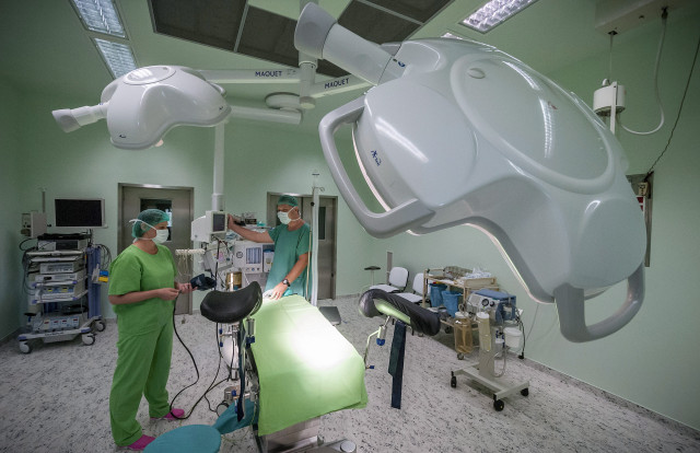 A berettyóújfalui Gróf Tisza István Kórház műtője. Az intézményt 2013 nyarán újították fel. Innen alig 36 kilométerre, Debrecenben három kórház is van.