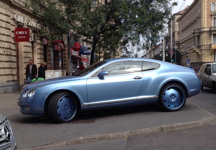 Breaking: van még egy tilosban parkoló Bentley!!!