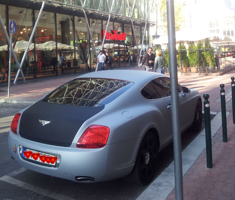 A végén úgyis minden jóra fordul: kisangyalként parkol a Bentley