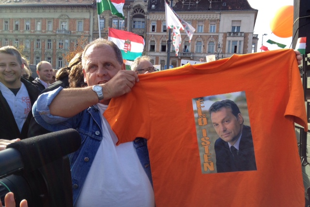 Egy Orbán-hívő a Békemeneten (Fotó: 444)