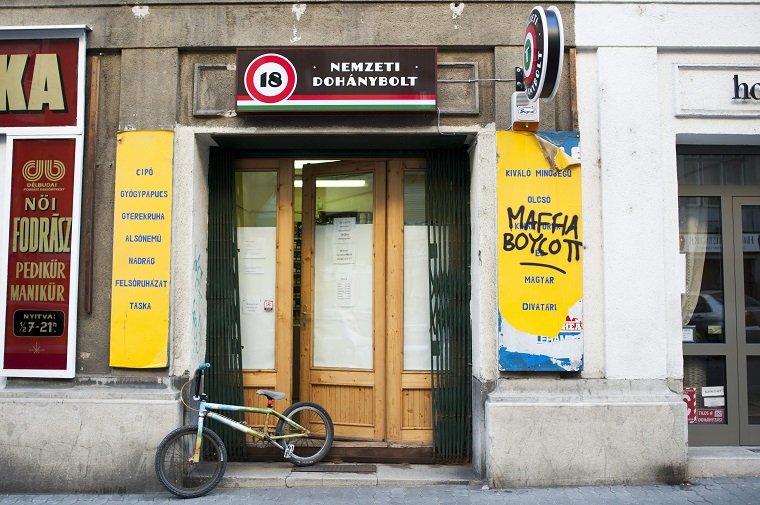 Rendőrnek adta ki magát egy férfi Debrecenben, hogy egy dohánybolt eladójától kicsaljon ötezer forintot