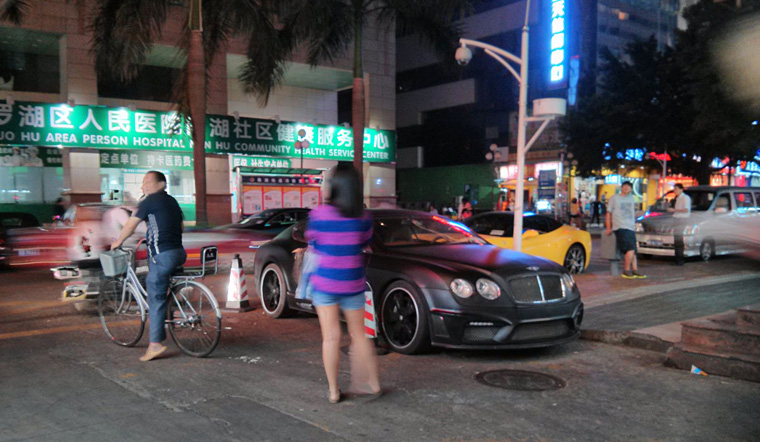 Egy mattfekete Bentley az Kínában is mattfekete Bentley
