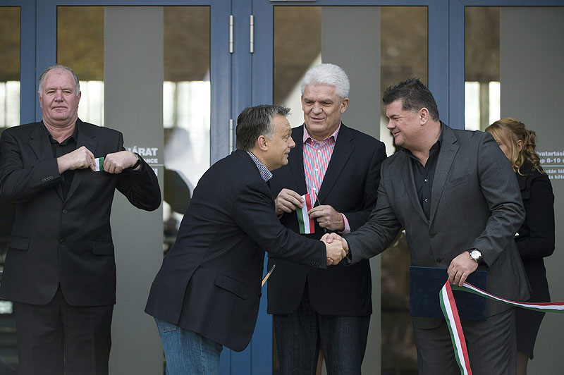 Orbán Viktor miniszterelnök (b2) és Nyerges Zsolt, a Szolnoki Olaj KK ügyvezető igazgatója (j) kezet fog a szolnoki Vízilabda Aréna átadó ünnepségén 2013. november 16-án. Közöttük Szalay Ferenc polgármester (b3), balról Kemény Dénes, a Magyar Vízilabda Szövetség elnöke.