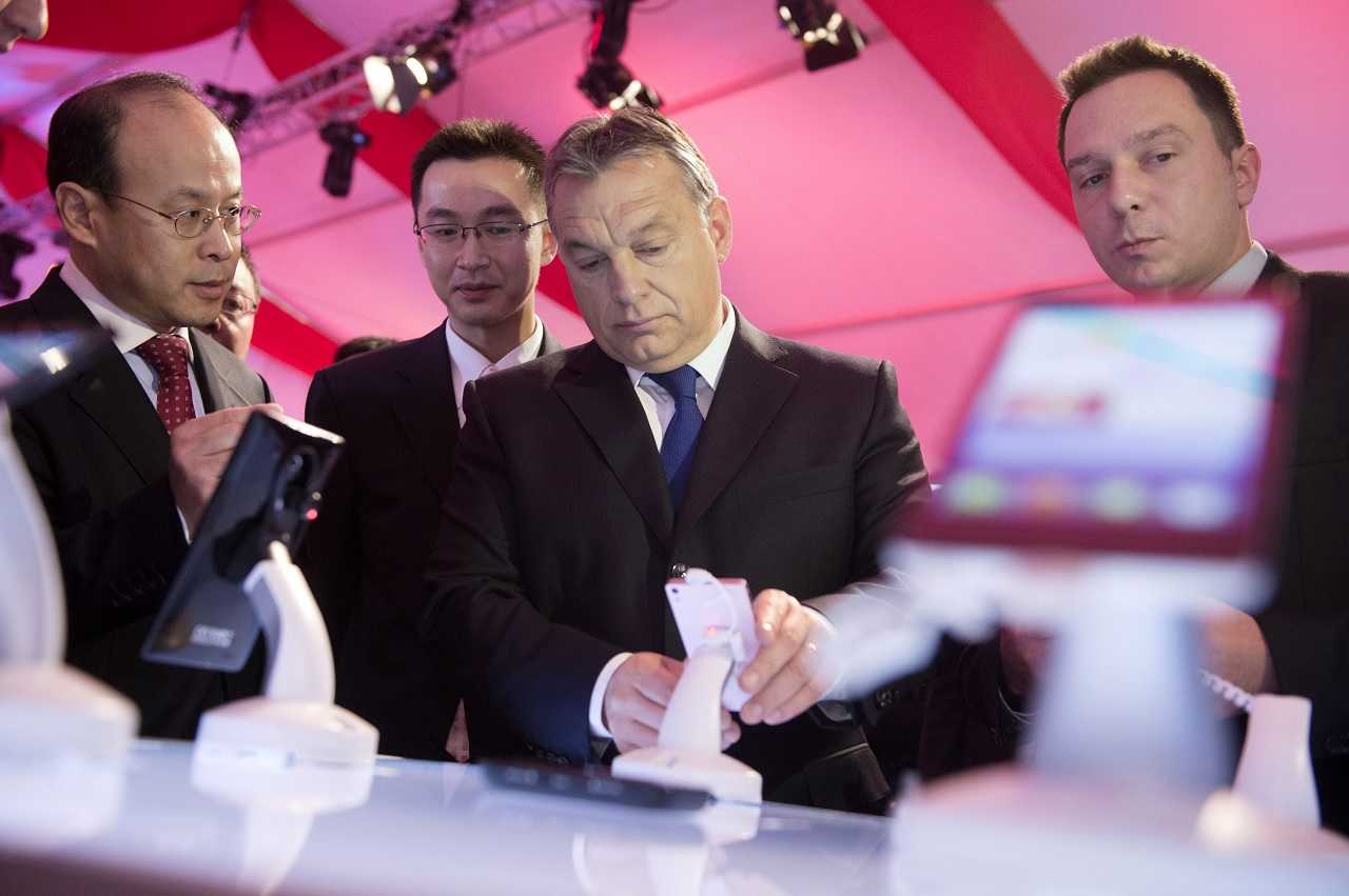 Orbán Viktor a Huawei Technologies regionális logisztikai központjának átadásán Biatorbágyon 2013. december 3-án.
