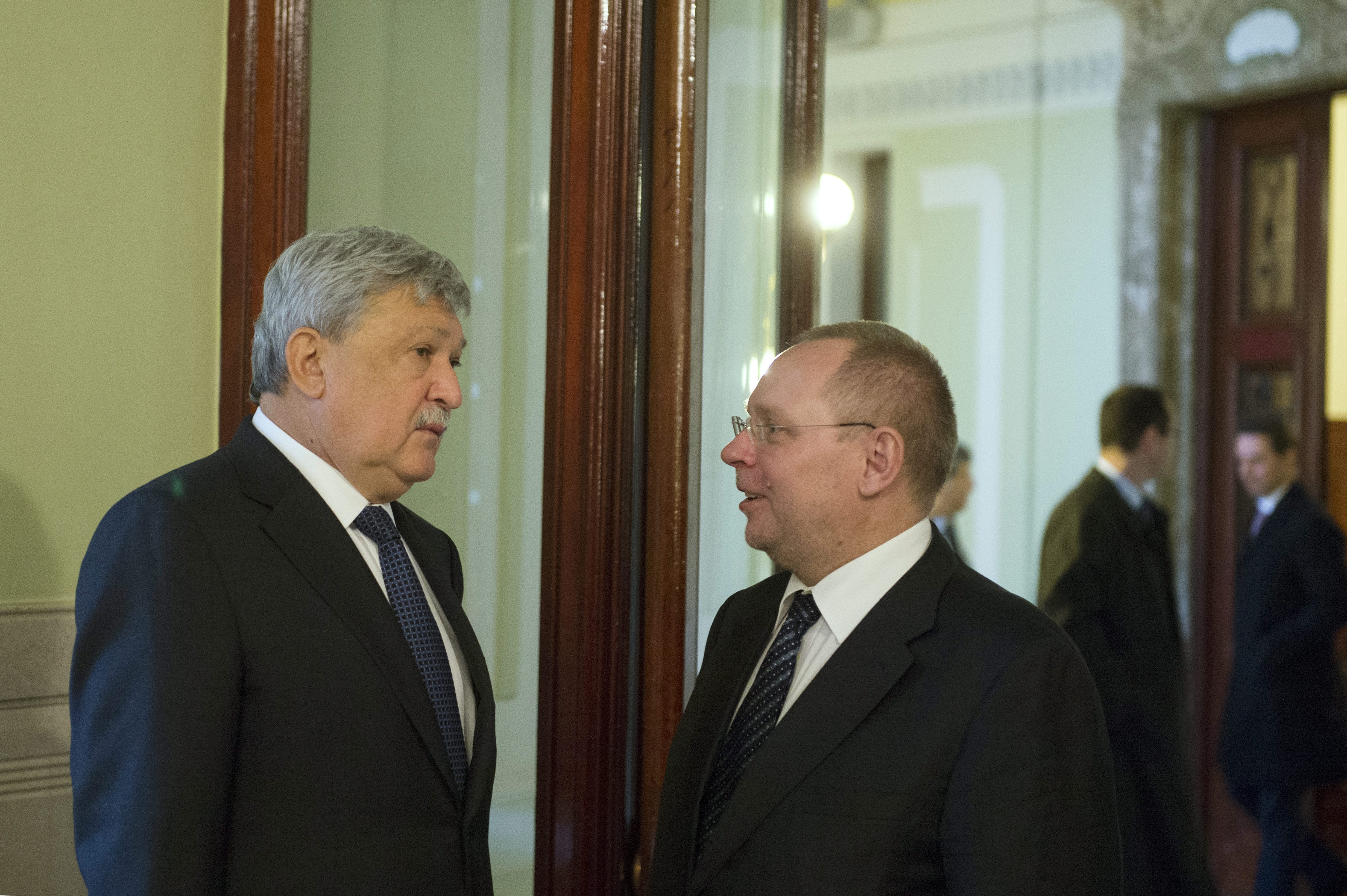 Csányi Sándor és Spéder Zoltán beszélget a Magyar Nemzeti Bankban tartott bankárreggeli után 2013. november 18-án.