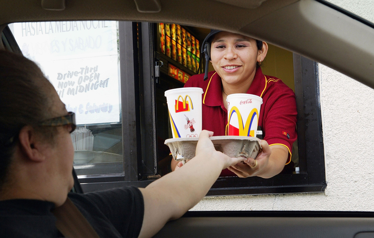 Egy amerikai buszsofőr beperli a McDonald's-ot, mert az egyik menüjük 41 centtel drágább, mintha a menü minden elemét külön vennénk meg
