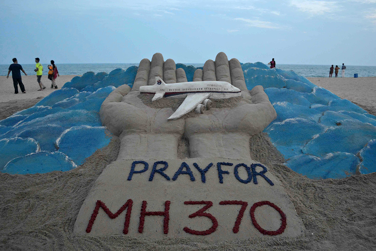 Szakértők szerint az 5 éve eltűnt maláj gép pilótája megölhette utasait, majd az Indiai-óceánba kormányzott