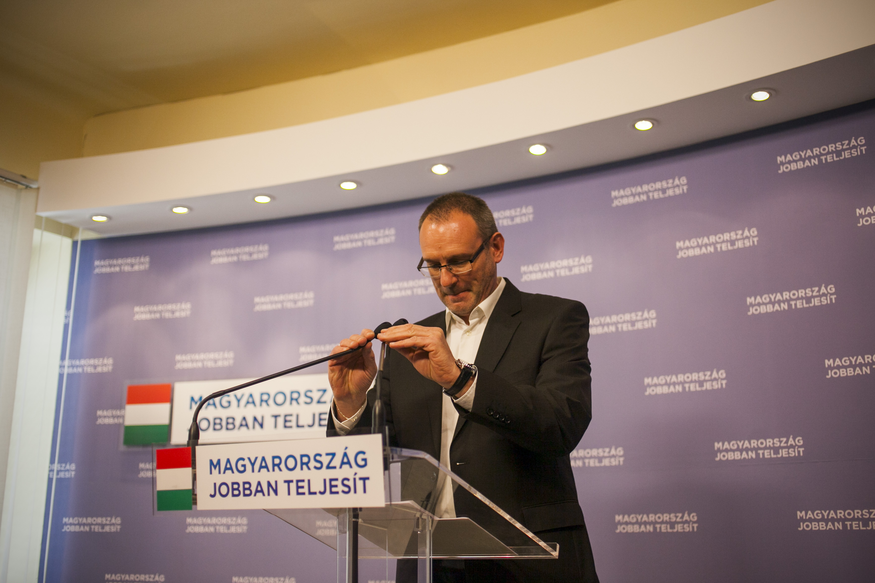 Vizsgálják, hogy szerepelt-e egy halott aláírása a fideszes Zsigó Róbert ajánlóívén