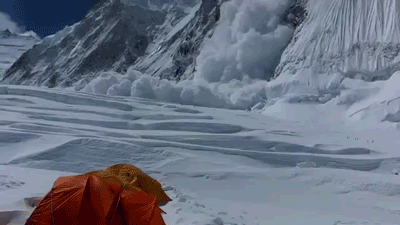 Három síelőt temetett maga alá egy lavina a svájci alpokban 