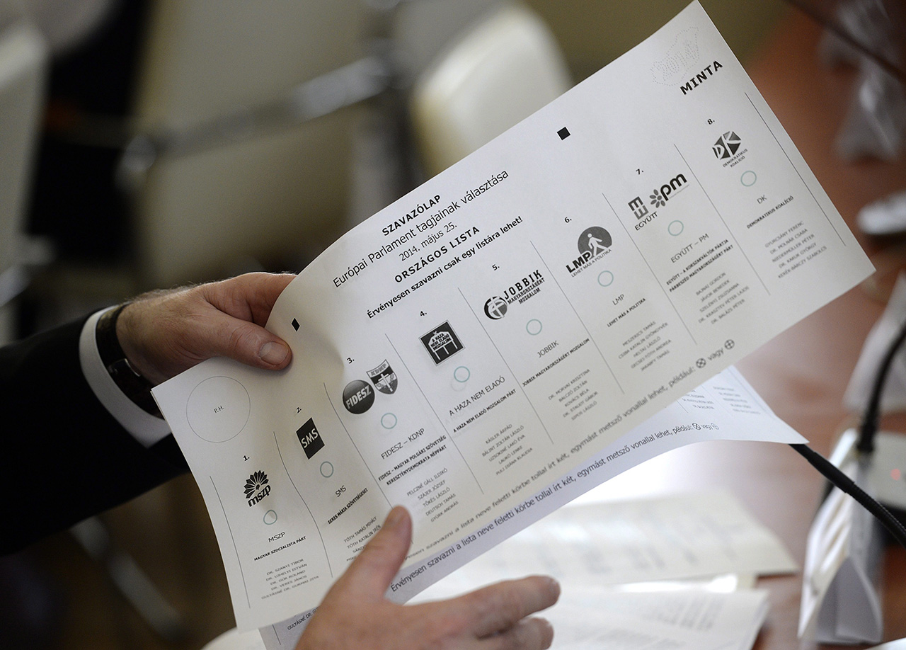 A 2014-es európai parlamenti választás szavazólapjának mintája a Nemzeti Választási Bizottság ülésén