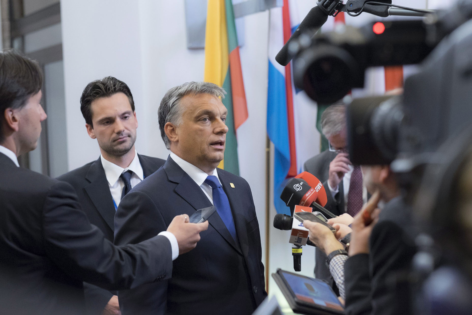 Orbán elvette Lázártól, és Rogán gondjaira bízta Havasi Bertalant