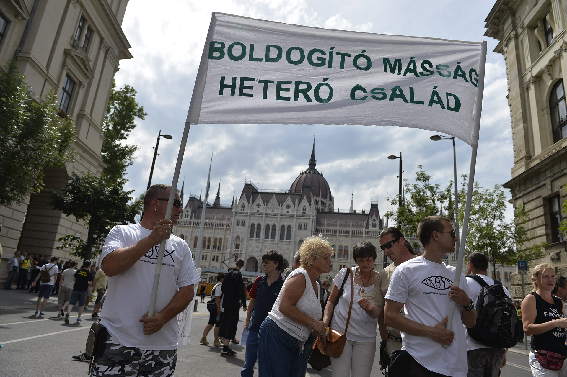 Budaházy György a Budapest Pride ellen tüntet a Kossuth téren (2014)