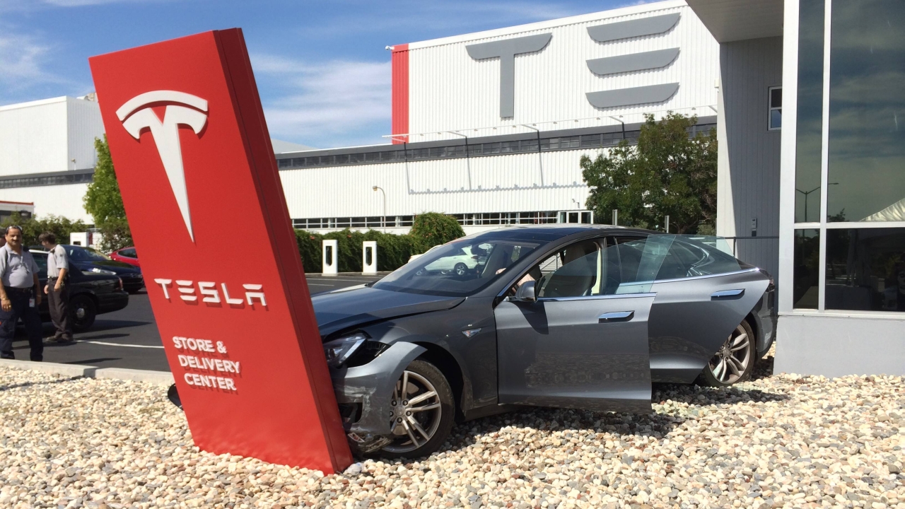 A Tesla két hét alatt becsült értékének hetedével zsugorodott