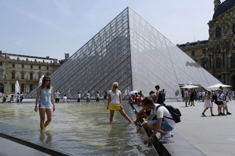 Több ezer látogatót evakuáltak szombaton a Louvre-ból terrorfenyegetés miatt