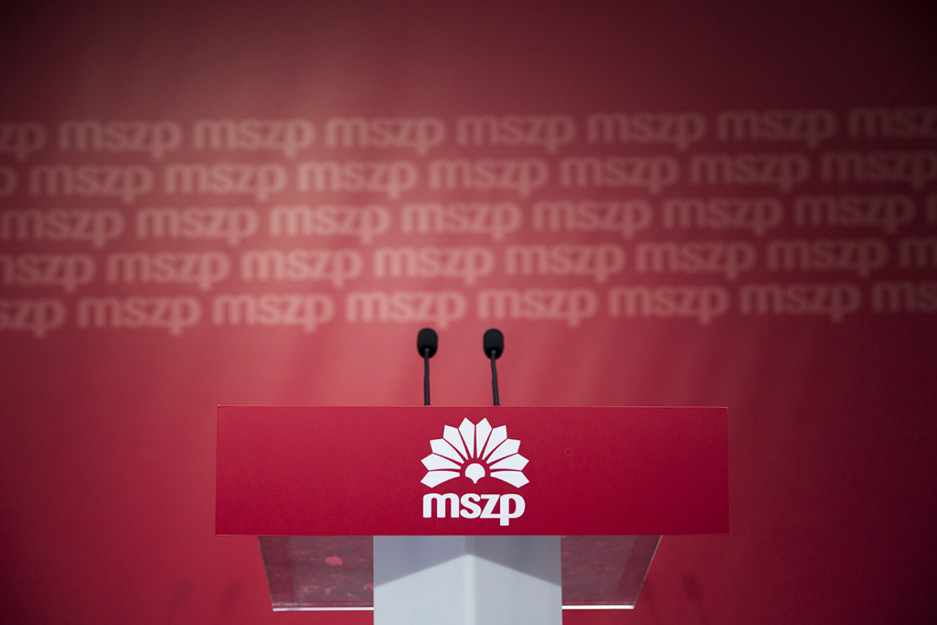 A megújuló MSZP a határzár képével kampányol