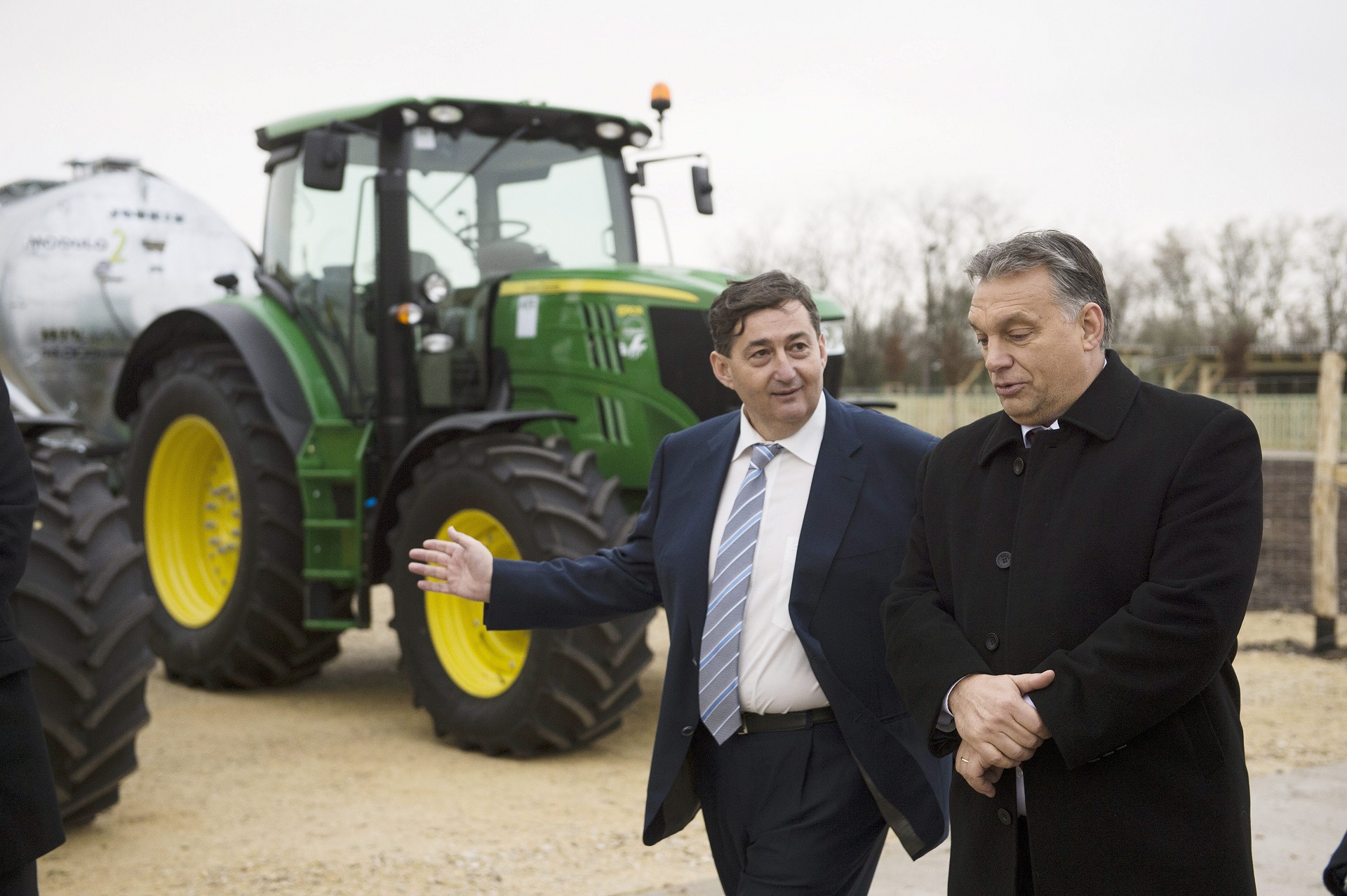 Orbán Viktor miniszterelnök (j) és Mészáros Lőrinc (Fidesz-KDNP) felcsúti polgármester a Búzakalász 66 Felcsút Kft. bányavölgyi mangalicatelepének avatásán a Fejér megyei Alcsútdobozon 2014. november 18-án