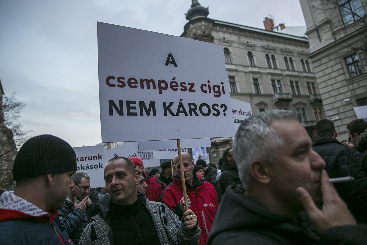 Percenként 16 ezer magyar gyújtott rá a múlt hónapban