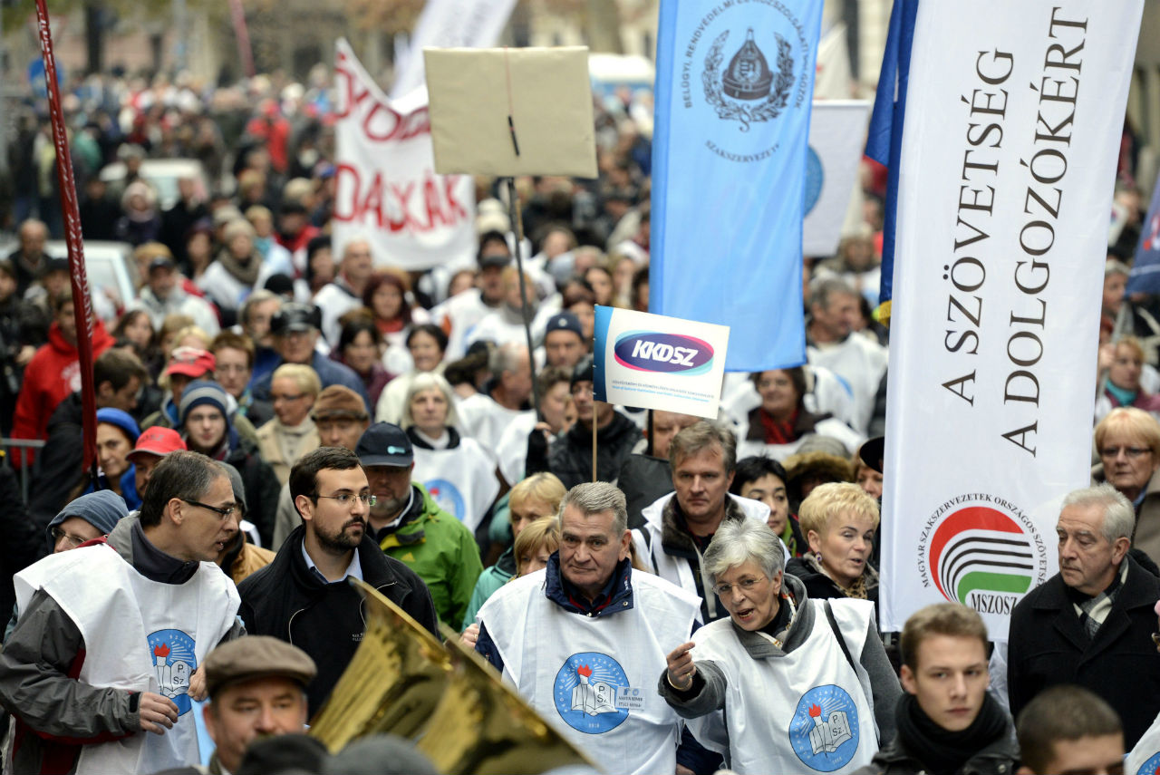 Nem ülnek le a tiltakozó tanárok a Köznevelési Kerekasztalhoz