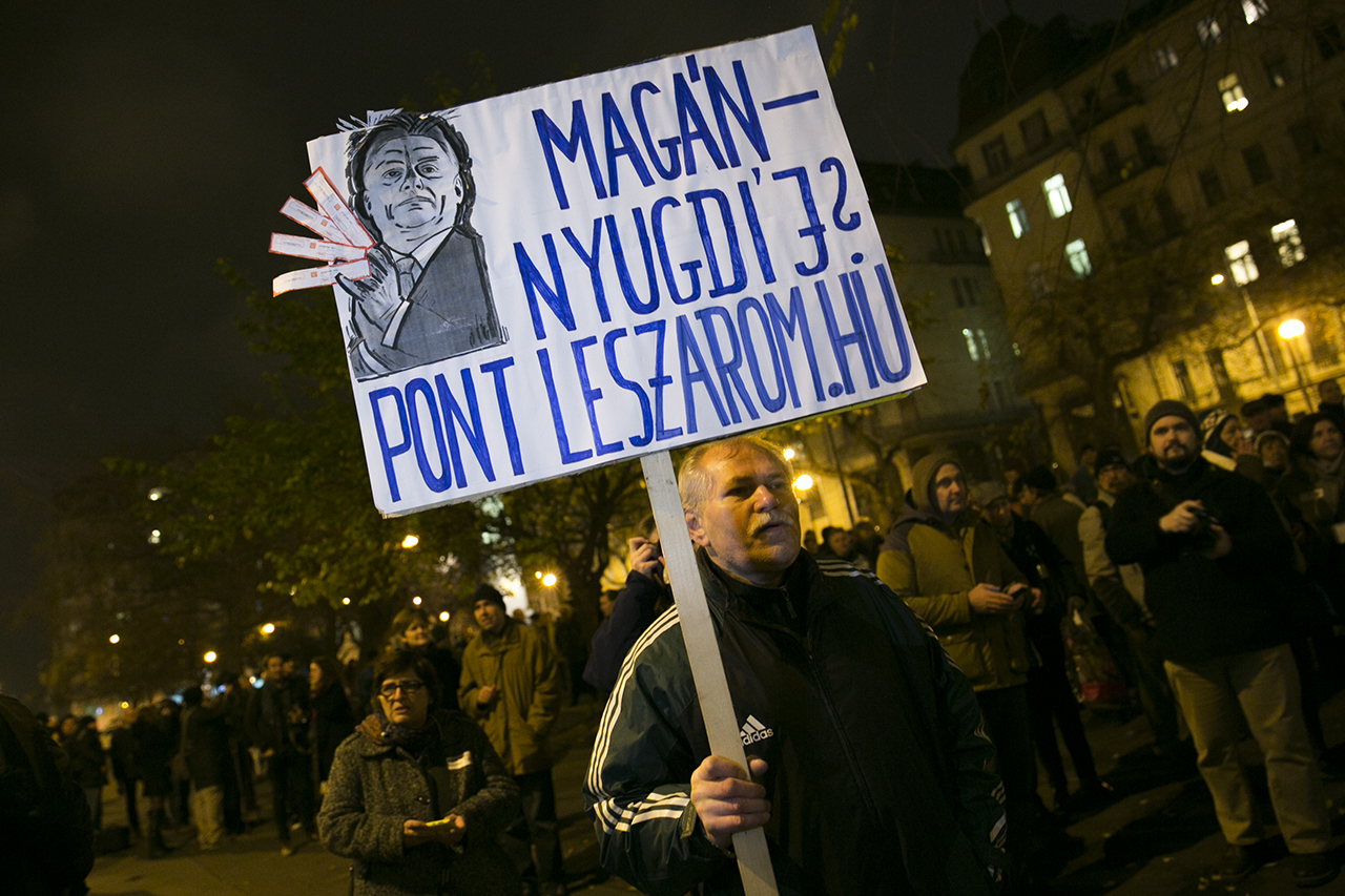 Transzparens egy 2014-es budapesti tüntetésen.