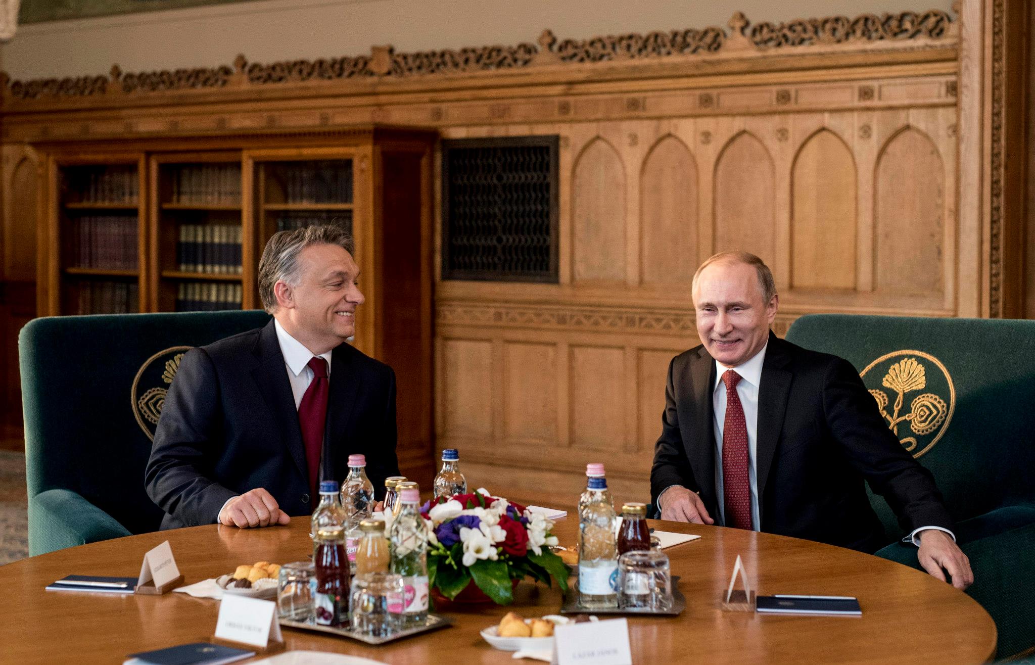 Orbán Viktor hasonló okokból nézheti nyugodtan az ország szétlopását, mint Vlagyimir Putyin