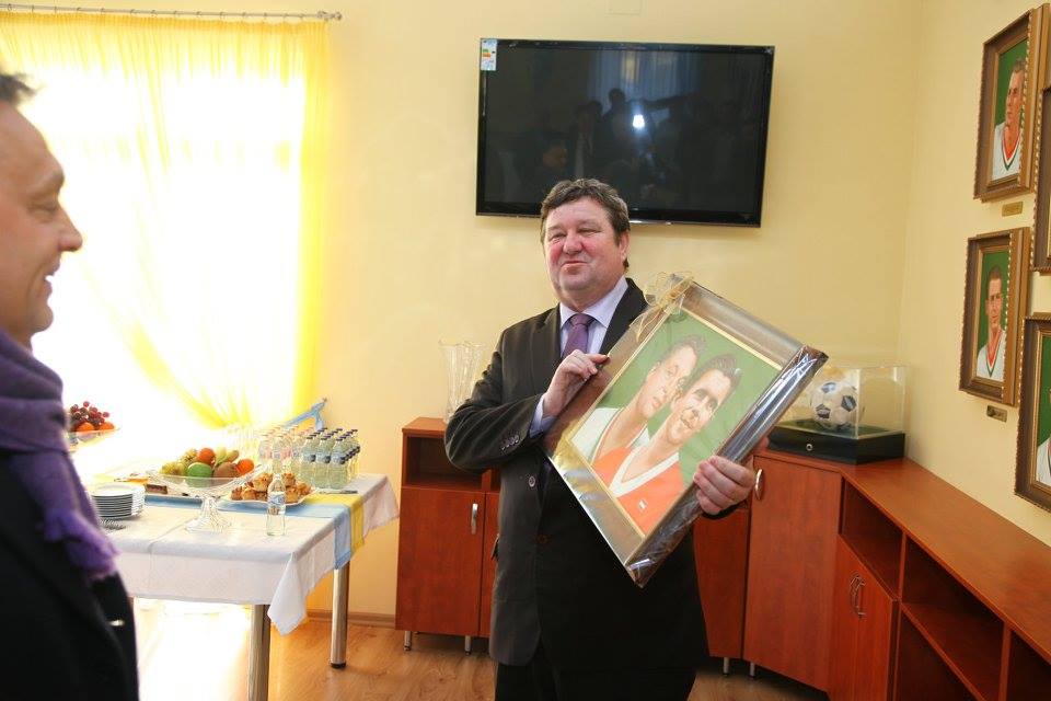 Tállai András egy Orbánt és Puskást ábrázoló képpel lepi meg Orbán Viktort.