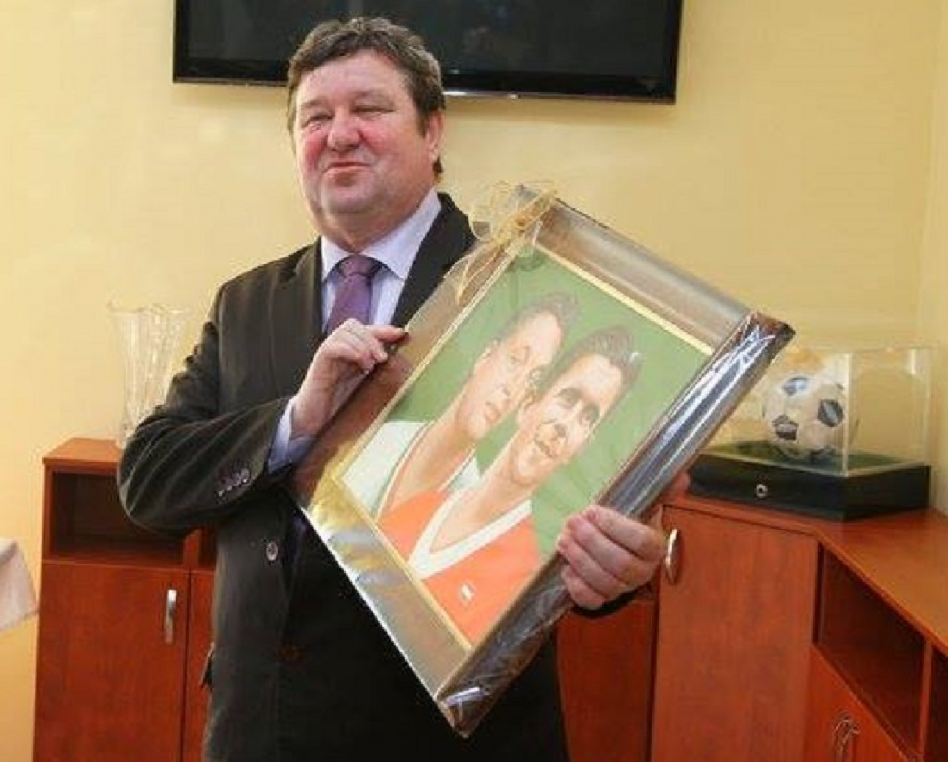 Valami eltört a Nemzeti Sport újságírójában, és heccelni kezdte a NER-ben nagyra nőtt kiscsapatokat és a Fradi VIP-ben megsokadosodó politikuskat
