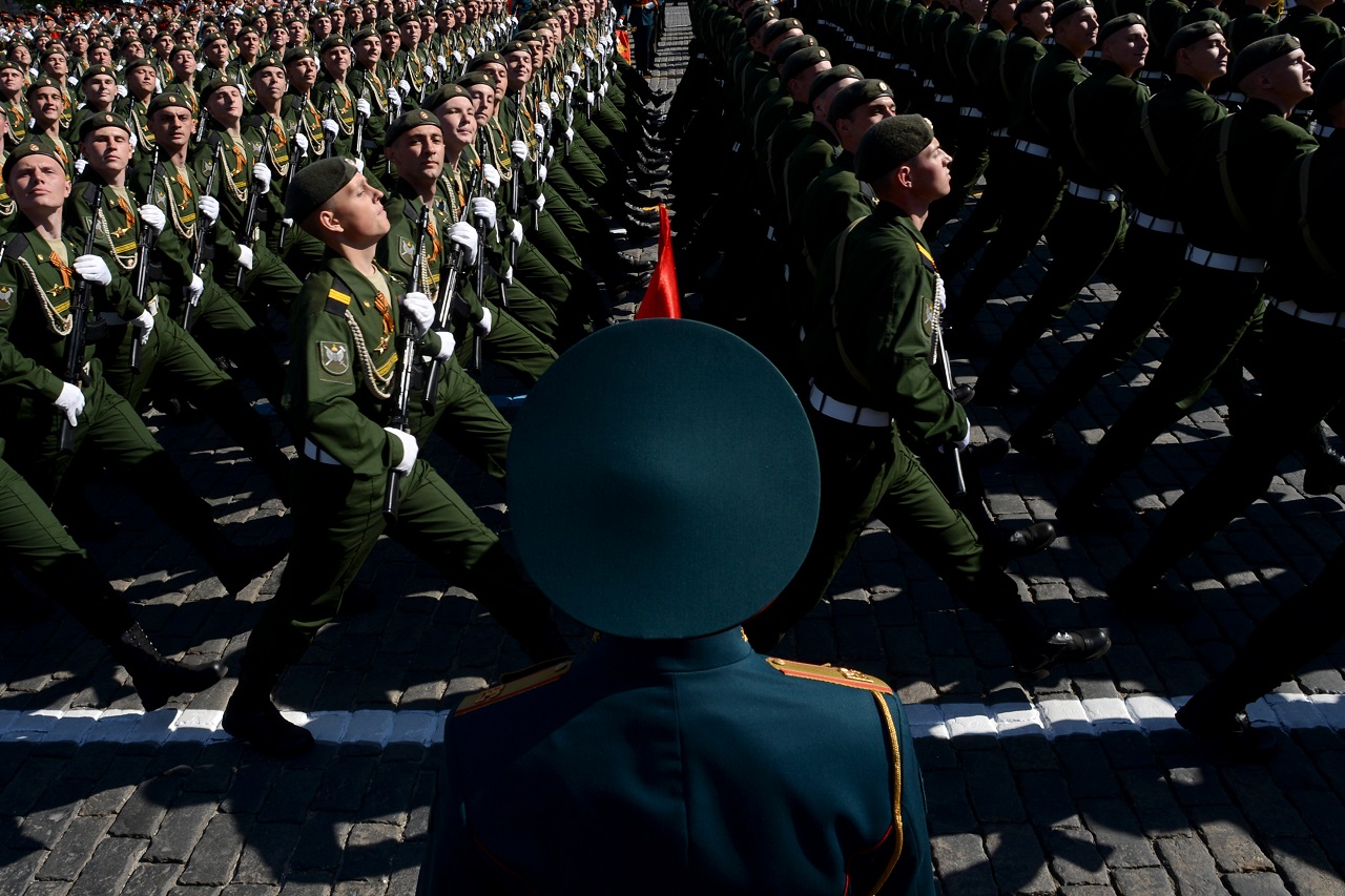 Két orosz képviselő azt javasolja, hogy illesszék az alapvető katonai kiképzést az iskolai tananyagba