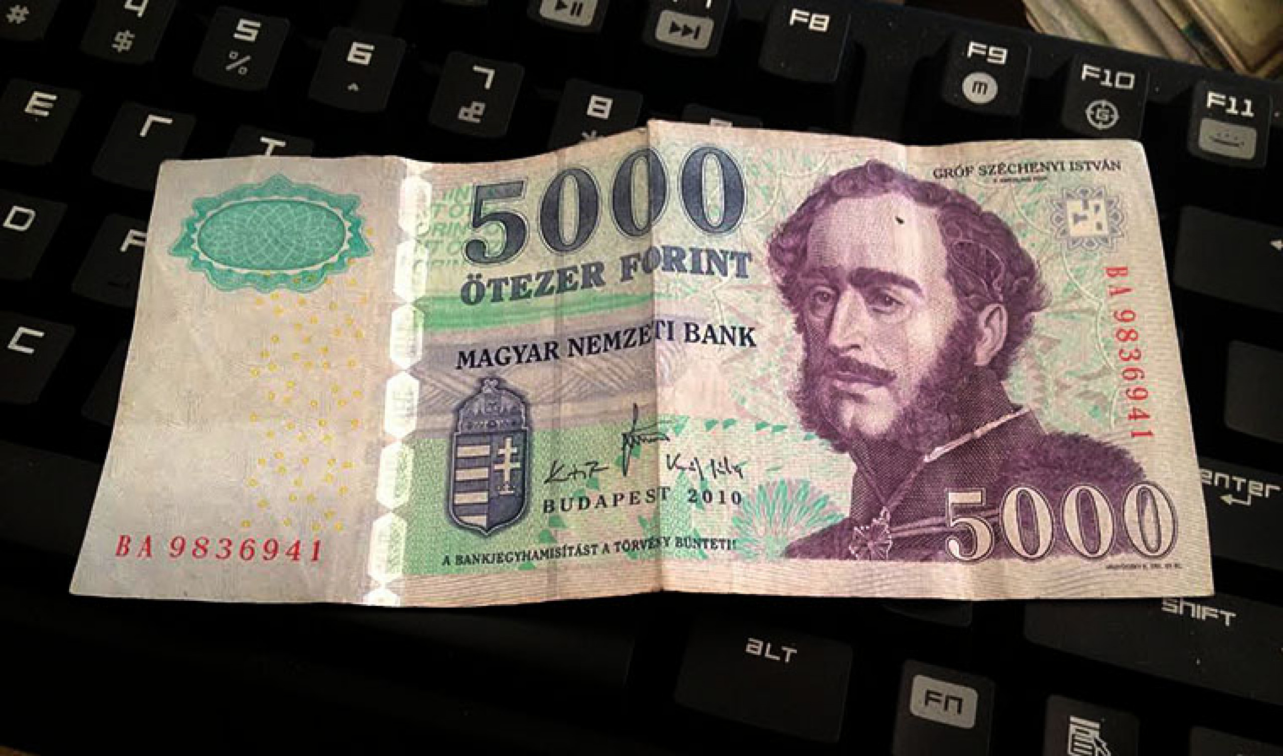 Венгерский форинт к рублю на сегодня. 5000 Forint. Венгерский форинт. Форинты купюры. 5000 Форинтов 2010.