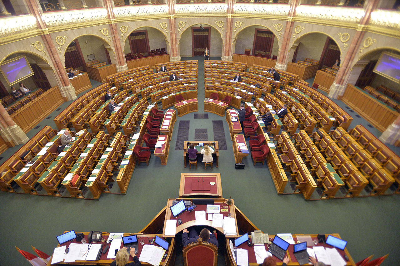 Határozatképtelenség, vagyis a Fidesz miatt nem került napirendre a levélben szavazás kiterjesztését célzó módosítás