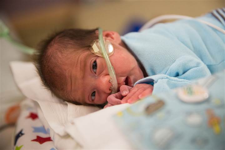 Egy terhes ápoló belehalt a koronavírusba, de a baba túlélte