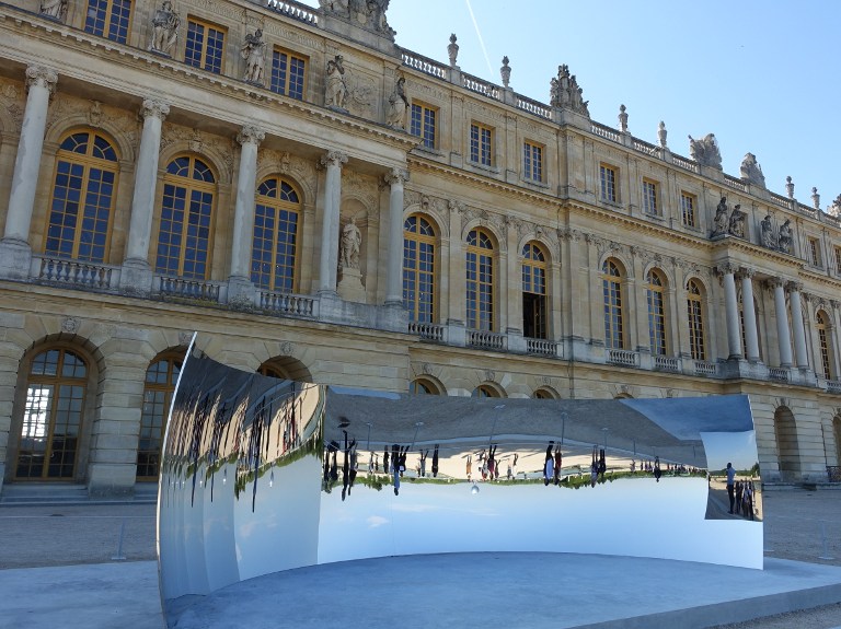 A hőségre panaszkott egy tízéves amerikai kislány a Versailles-i palota udvarán, majd összeesett és meghalt