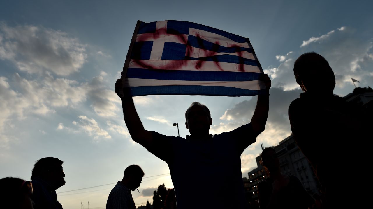 Egy "nem"-párti tüntető Athénban, 2015. június 29-én, a népszavazás kampányában.