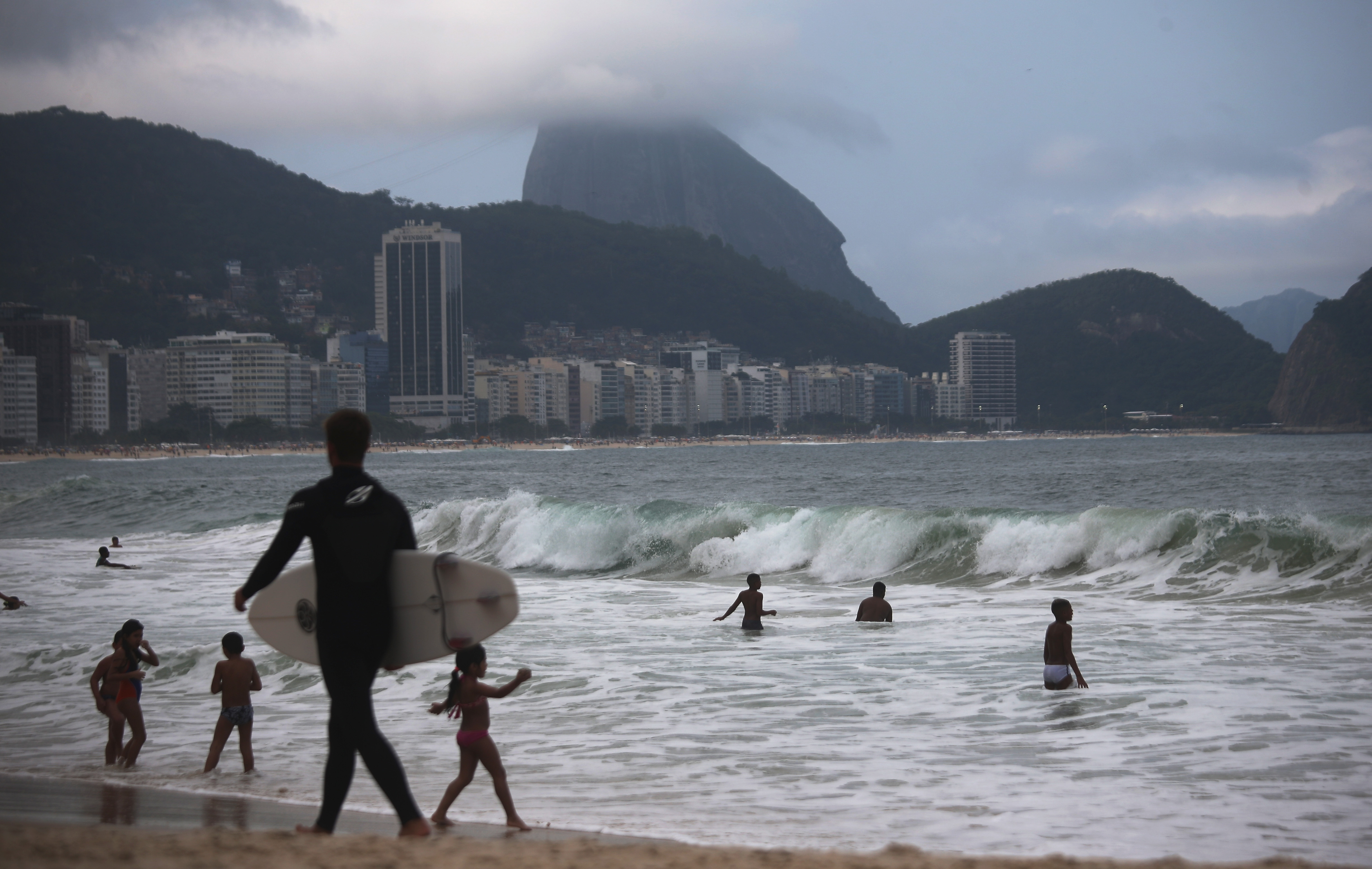 Véletlenül behajtott egy brazil nyomornegyedbe a brit turistacsalád, az anyát meglőtték