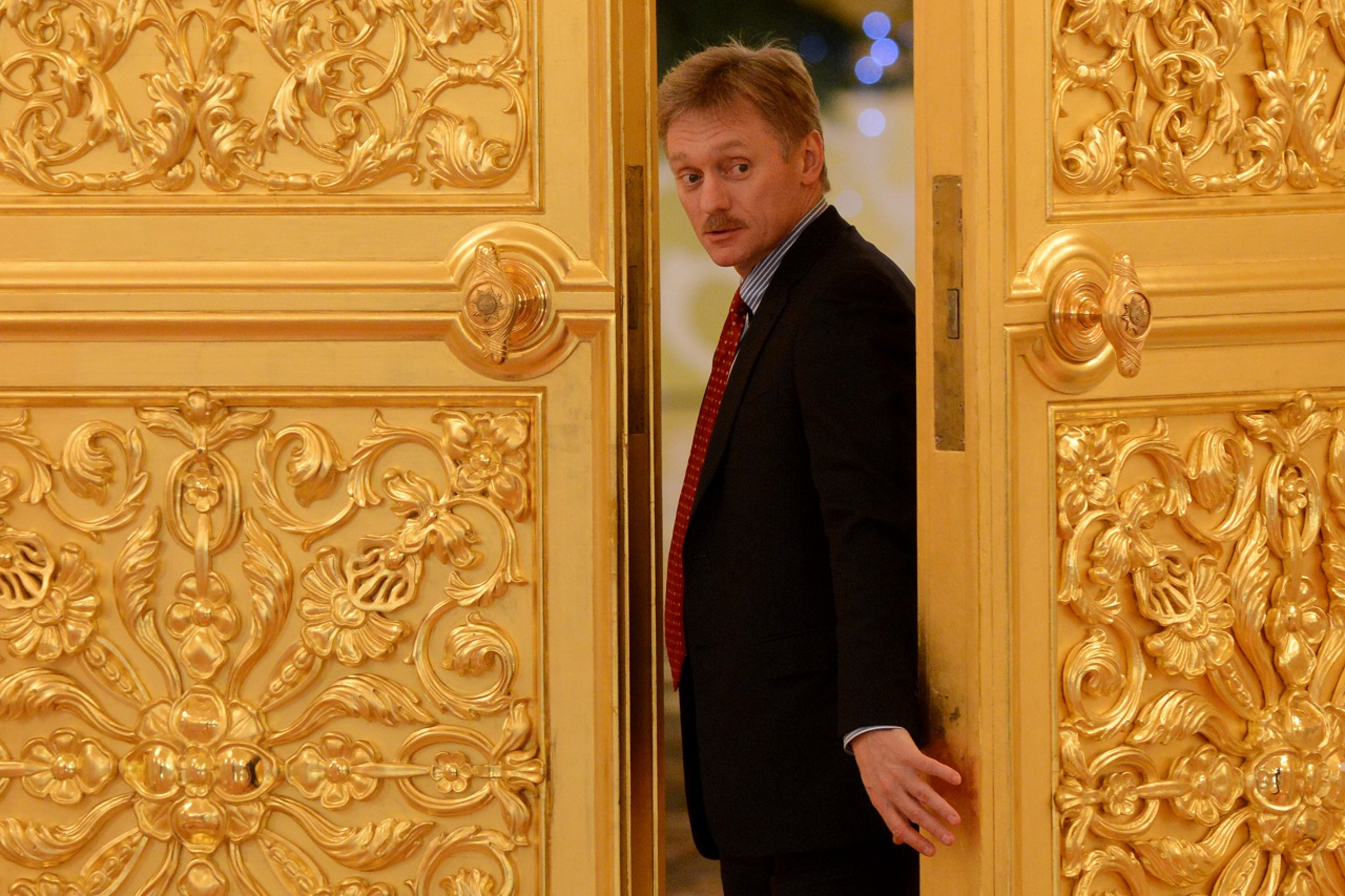 Песков предательство. Золотая дверь. Двери в Кремле. Двери в Кремлевском Дворце. Дверь из золота.