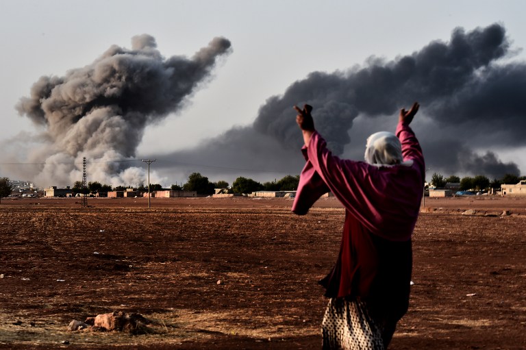 Kézigránátokkal a testén mászott a kurd nő az Iszlám Állam tankja alá