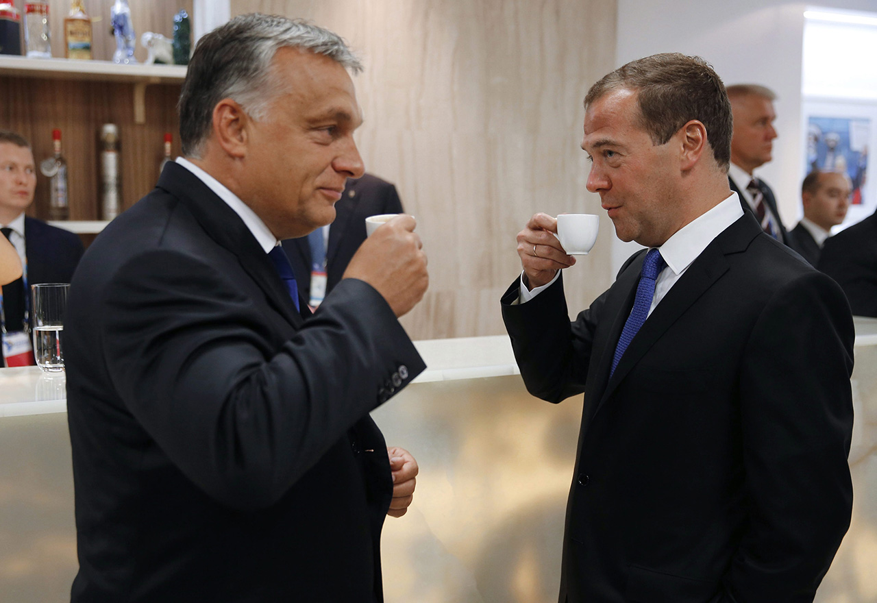 Orbán Viktor miniszterelnök és Dmitrij Medvegyev orosz kormányfő találkozik a kazanyi vizes világbajnokságon 2015. augusztus 9-én, az esemény zárónapján.