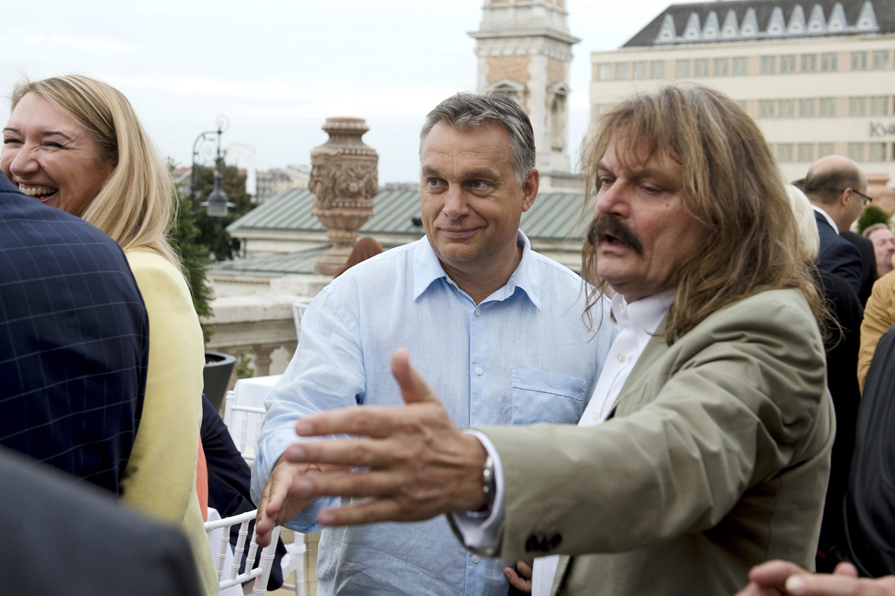 Orbán Viktor miniszterelnök (b) és Mándoki László (Leslie Mandoki) Németországban élő magyar producer-zenész (j) a koncertje előtt a budapesti Várkert Bazárban 2015. augusztus 21-én.