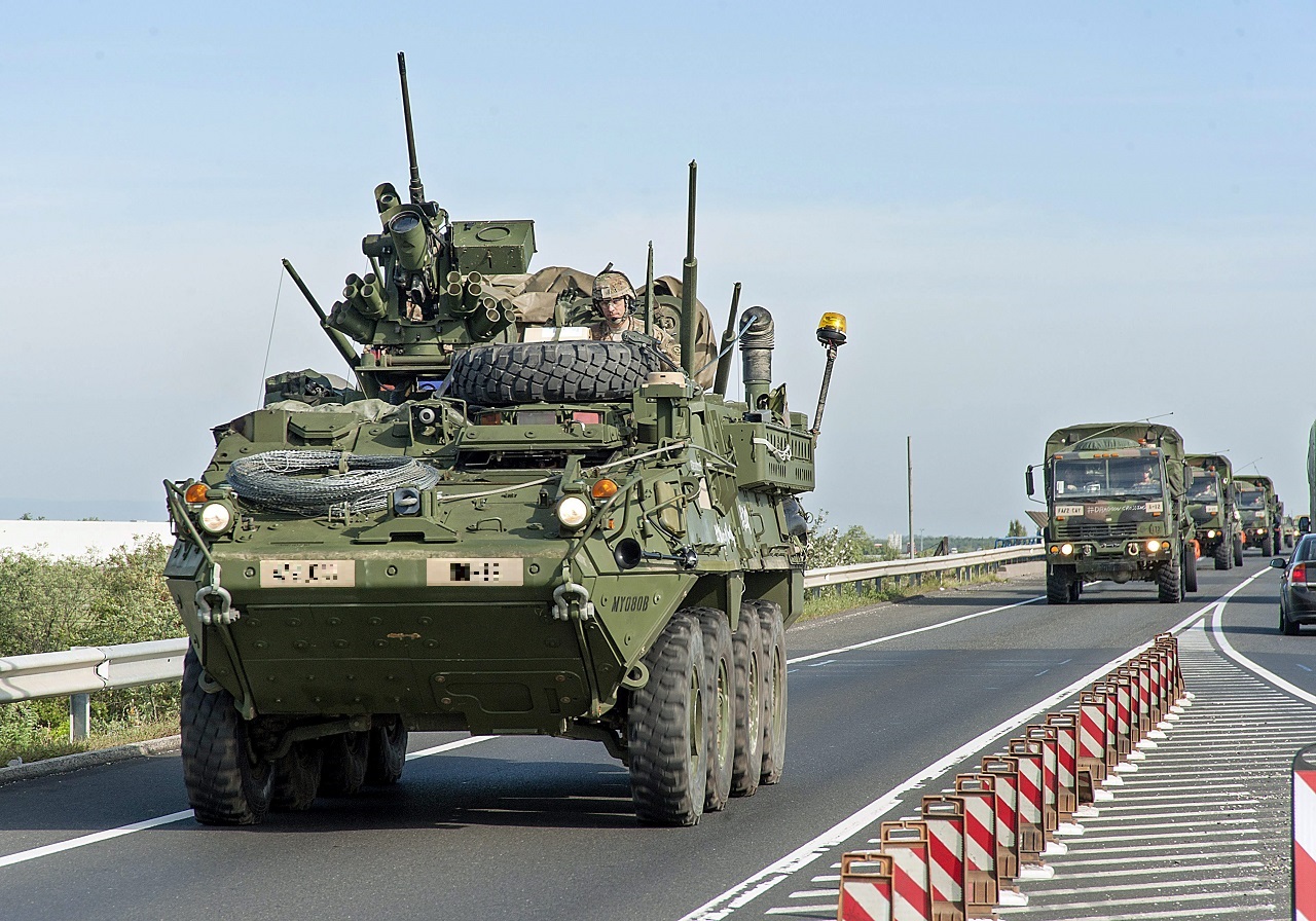 Hétfőn katonai konvoj halad át az országon