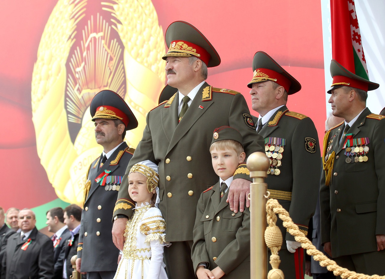 Aljakszandr Lukasenka a fiával a győzelem napjának ünnepén, 2011-ben
