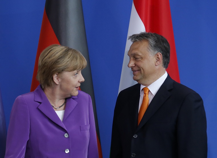 Orbán Viktor kanosszát jár