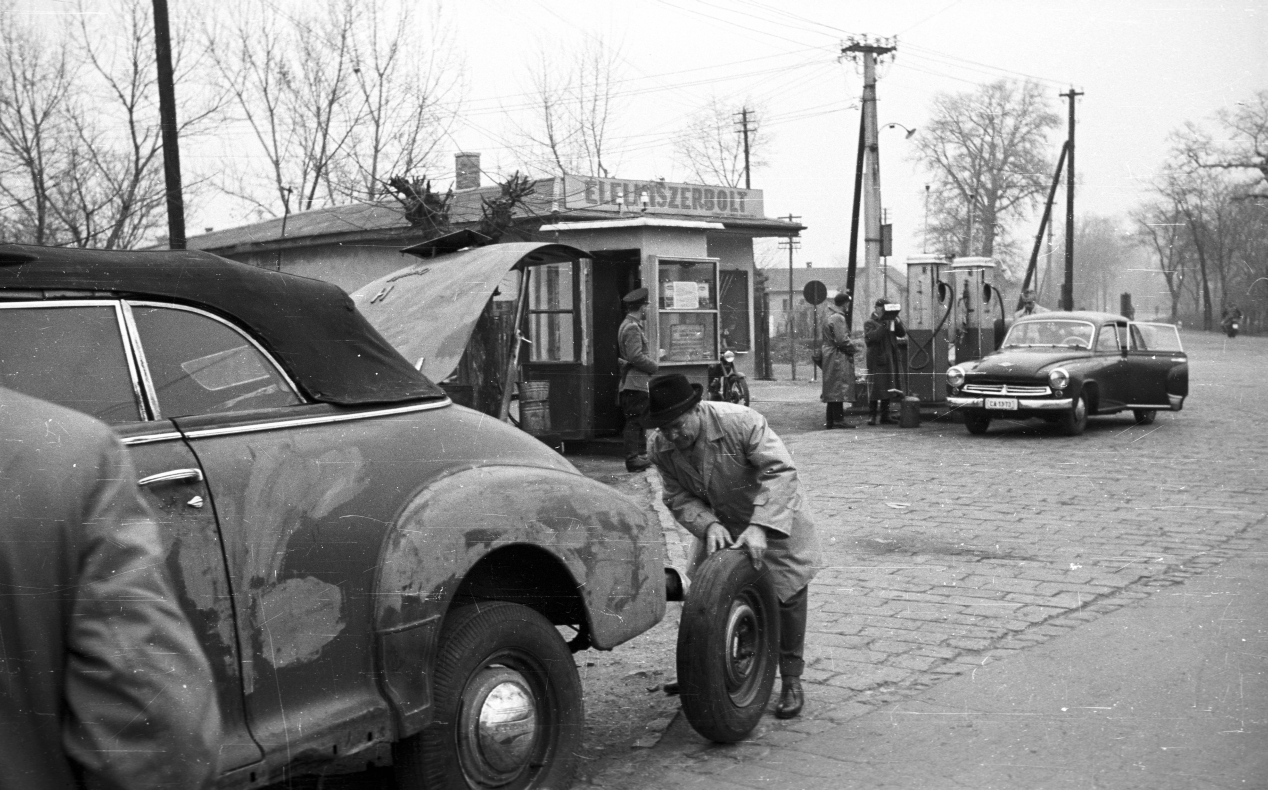 MInden egy helyen: benzinkút, élelmiszerbolt, rendőrörs. De hol van ez a hely? 1959