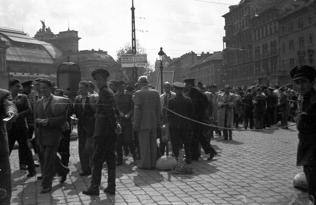 A Népstadion megnyitására igyekvők tömege. Baross tér, 1954.