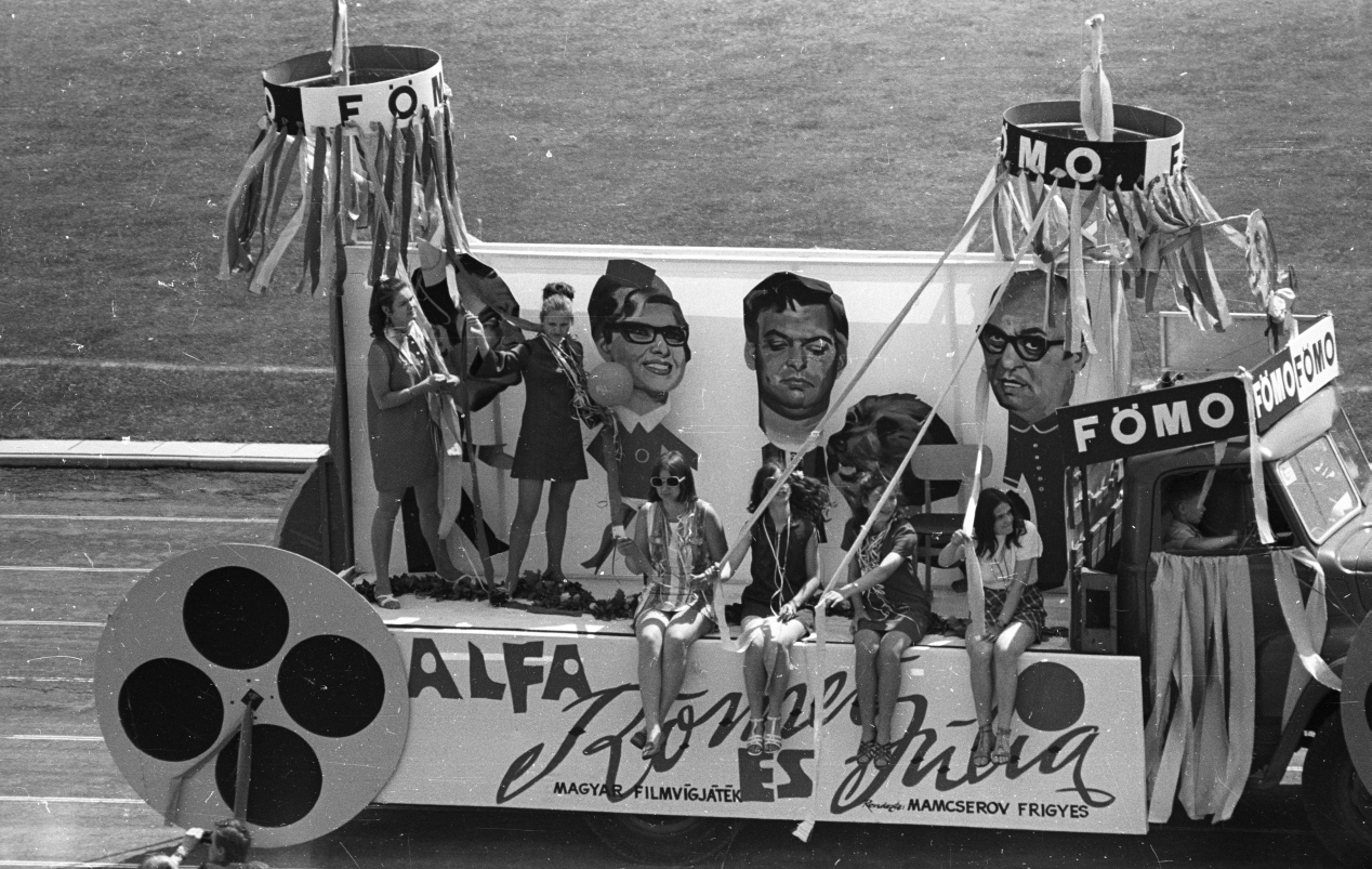 Ráhangoló parádé a SZÚR, vagyis Színészek-Újságírók futballmérkőzés előtt. Szegény Latinovits. 1969