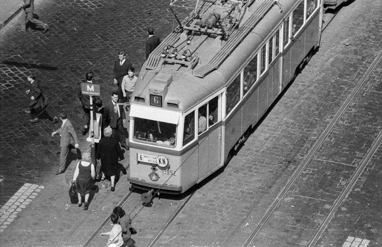 Kalauz nélküli járat a Mártírok útján. 1965