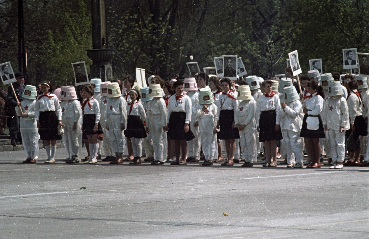 Mindenki lehet űrhajós. Felvonulási-tér, 1964.