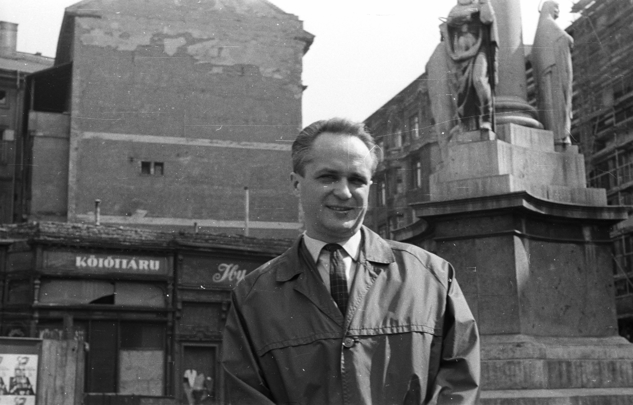 Szerzőnk, Nagy Gyula a Szervita-téren. 1963
