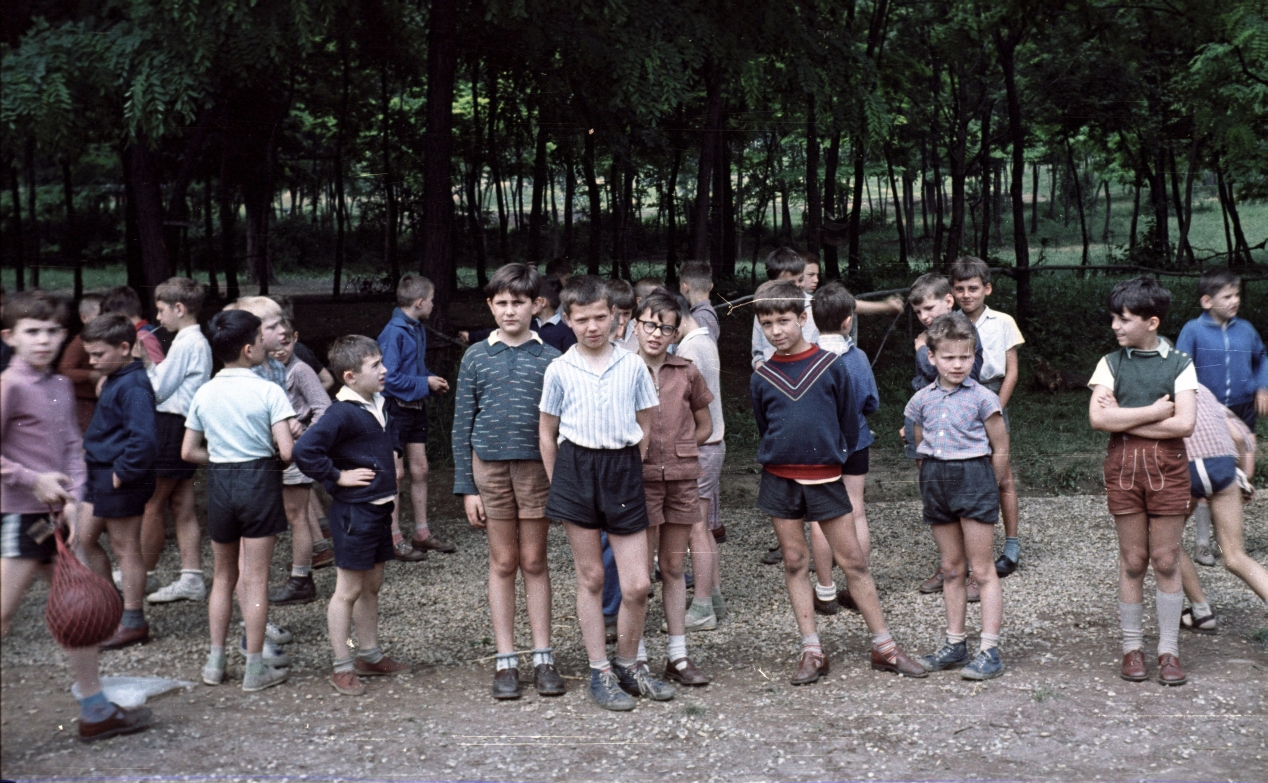 Labdaháló, tiroli nadrág. Osztálykirándulás a Duna-kanyarba. 1965