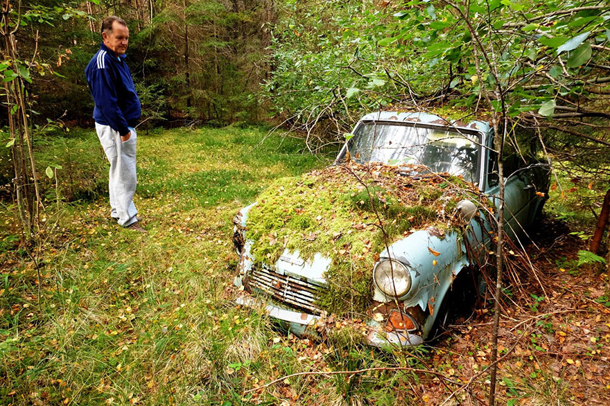 Negyven éve az erdőben hagyta a lerobbant autóját. Most visszament, hogy megnézze, mi van vele